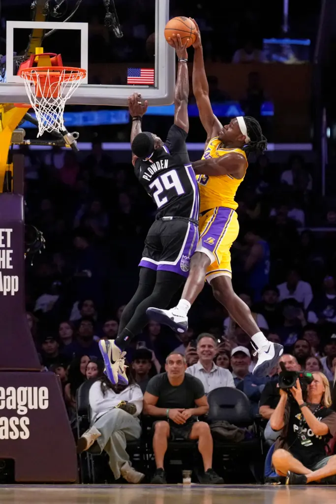 Sacramento Kings guard/forward Daeqwon Plowden, left, blocks as shot by...