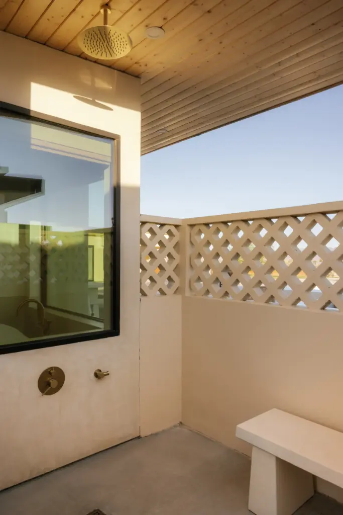 An outdoor shower. (Photo by Cristian Cruzio)