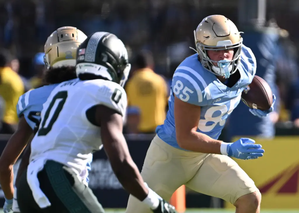 UCLA tight end Brayden Loftin (85) catches a pass against...