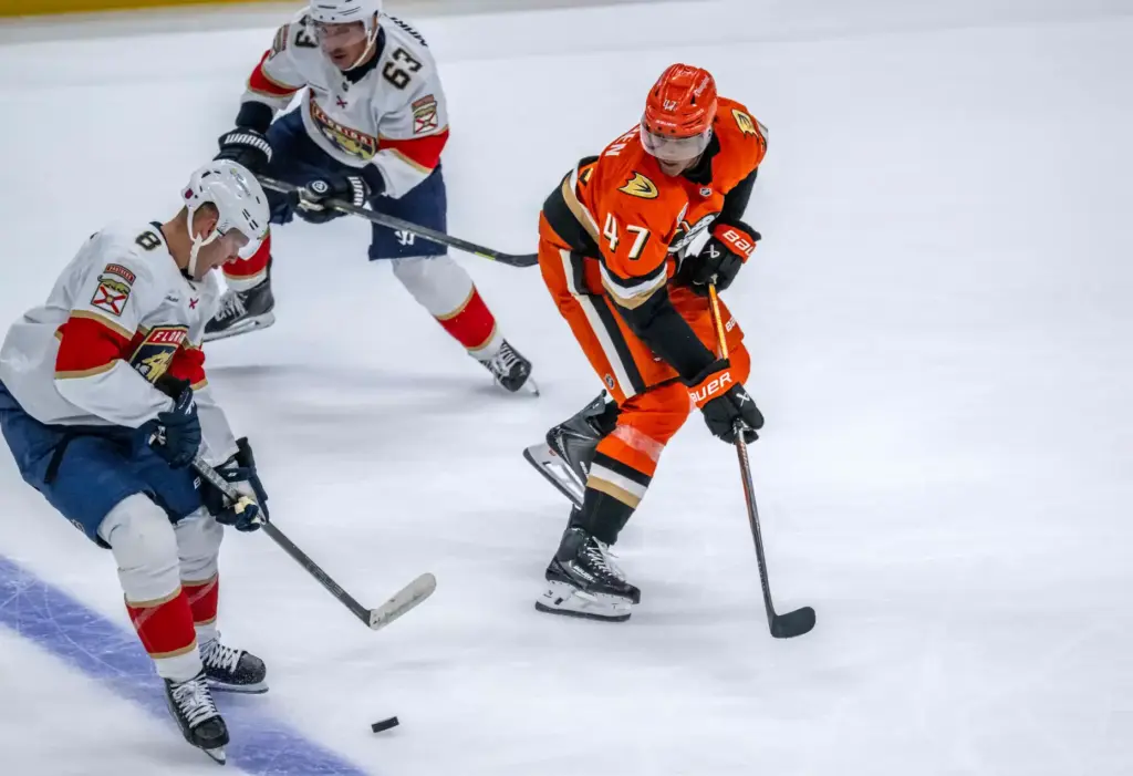 The Florida Panthersâ Brady Tkachuk (8), left, controls the puck...