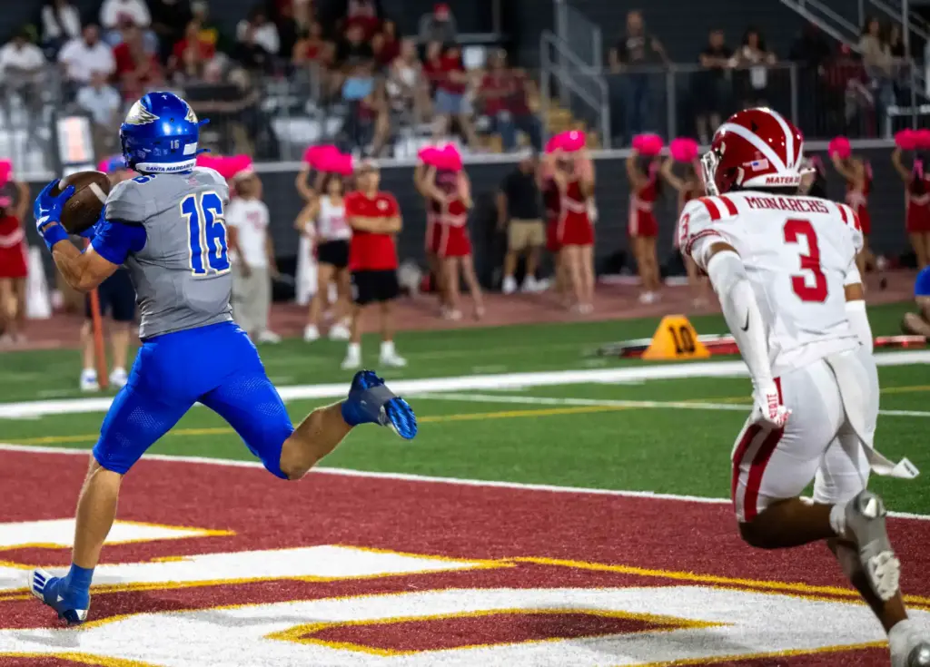 Santa Margarita wide receiver Grant Van Raaphorst (16) catches a...