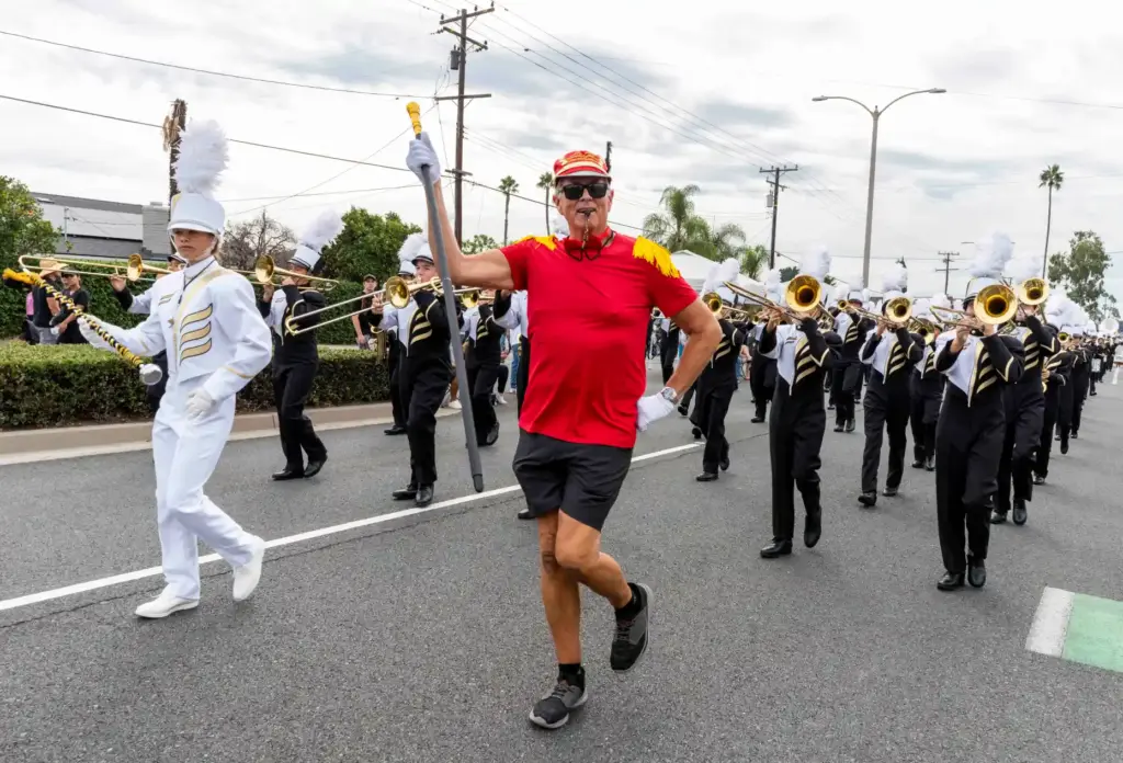 Greg Bandy pantomimes the drum major of Tuffree Middle Schoolâs...