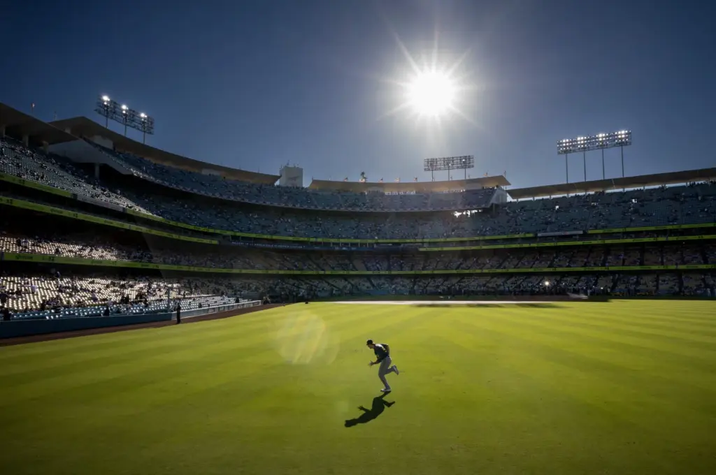 Milwaukee Brewers starting pitcher Robert Gasser warms up in the...