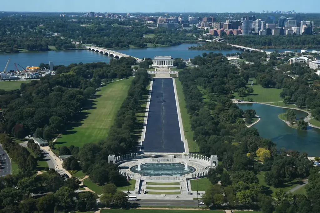 The World War II Memorial, the Lincoln Reflecting Pool and the Lincoln Memorial