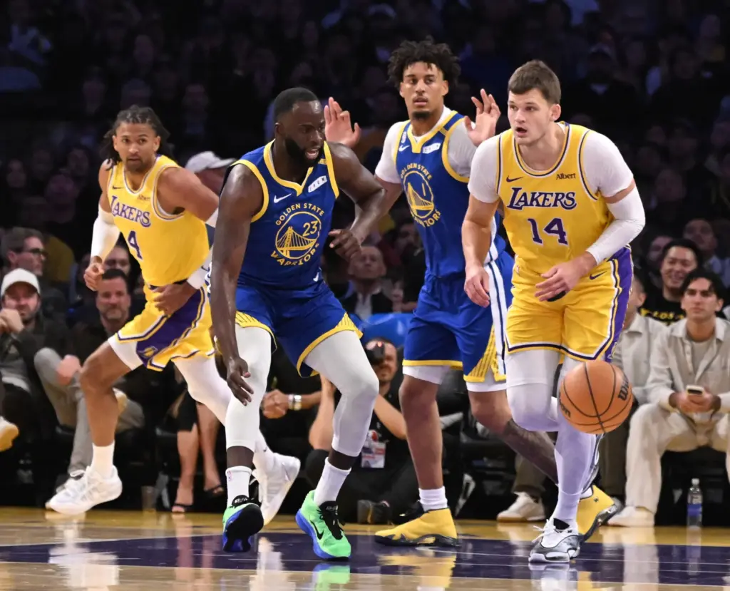 Lakers center Walker Kessler (14) is fouled by Golden State...
