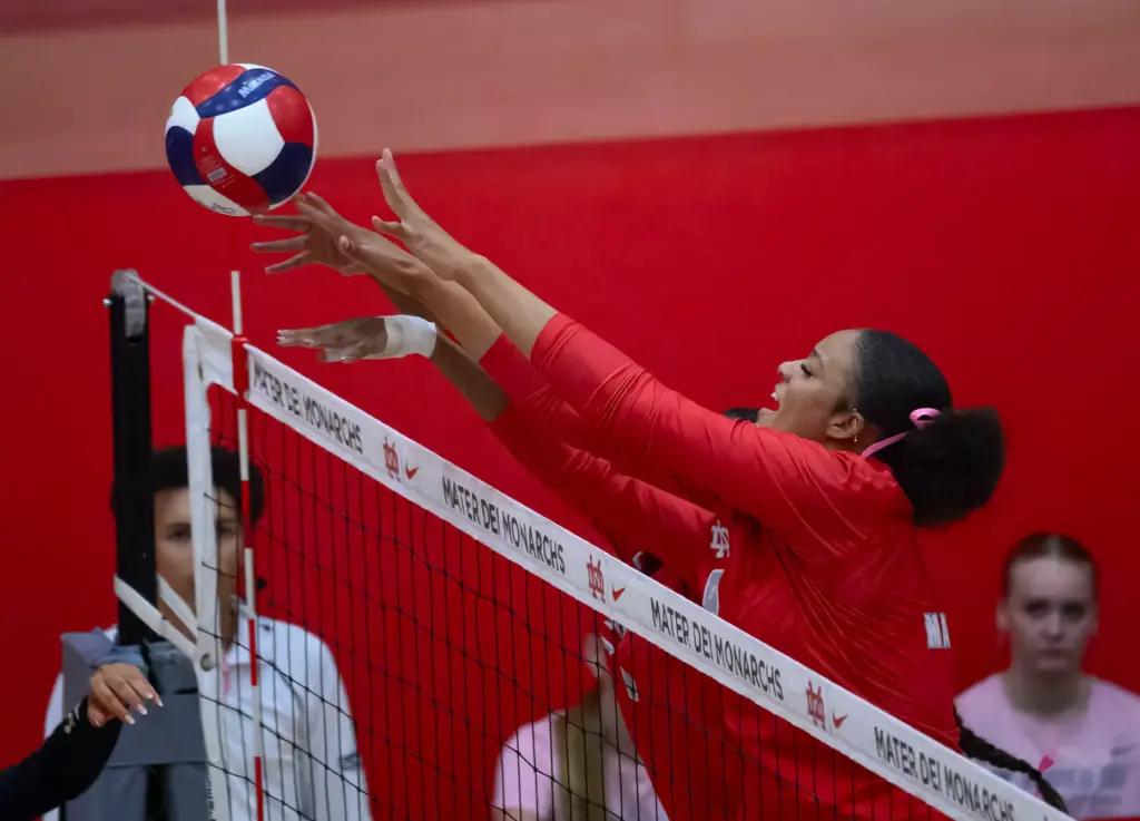 Mater Dei’s Jael Smith reaches to block a shot by...