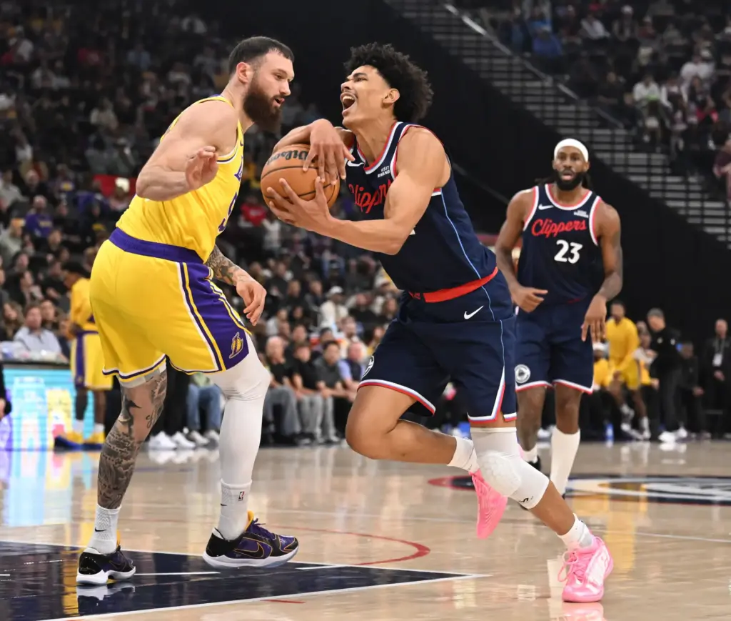 Clippers guard Kobe Sanders drives to the basket as Lakers...