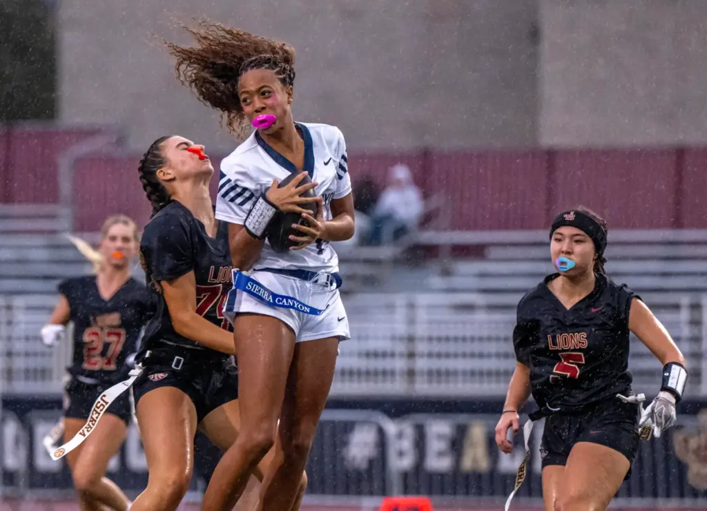 Sierra Canyon wide receiver Zoe Thomas (9) makes a catch...