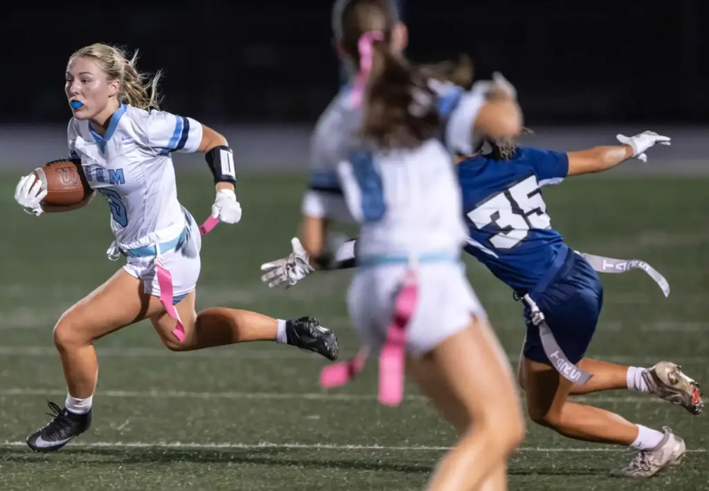 Corona del Marâs Annasofia Dickens (5) carries the ball during...