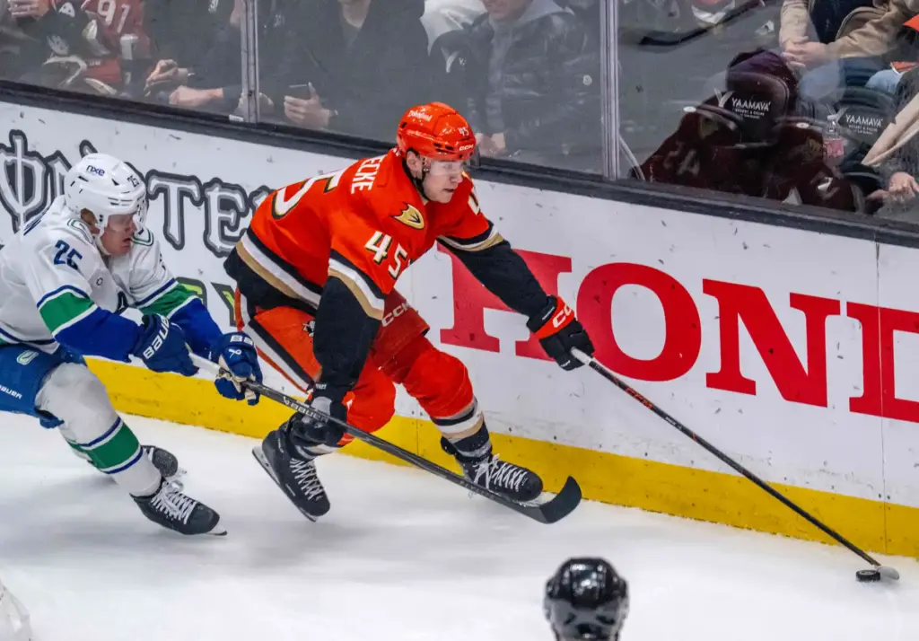 The Ducksâ Beckett Sennecke, right, controls the puck as the...