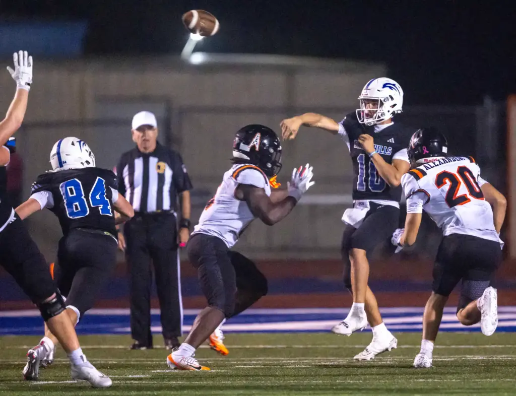 Dana Hills quarterback Carter Anderson (10) throws the ball during...