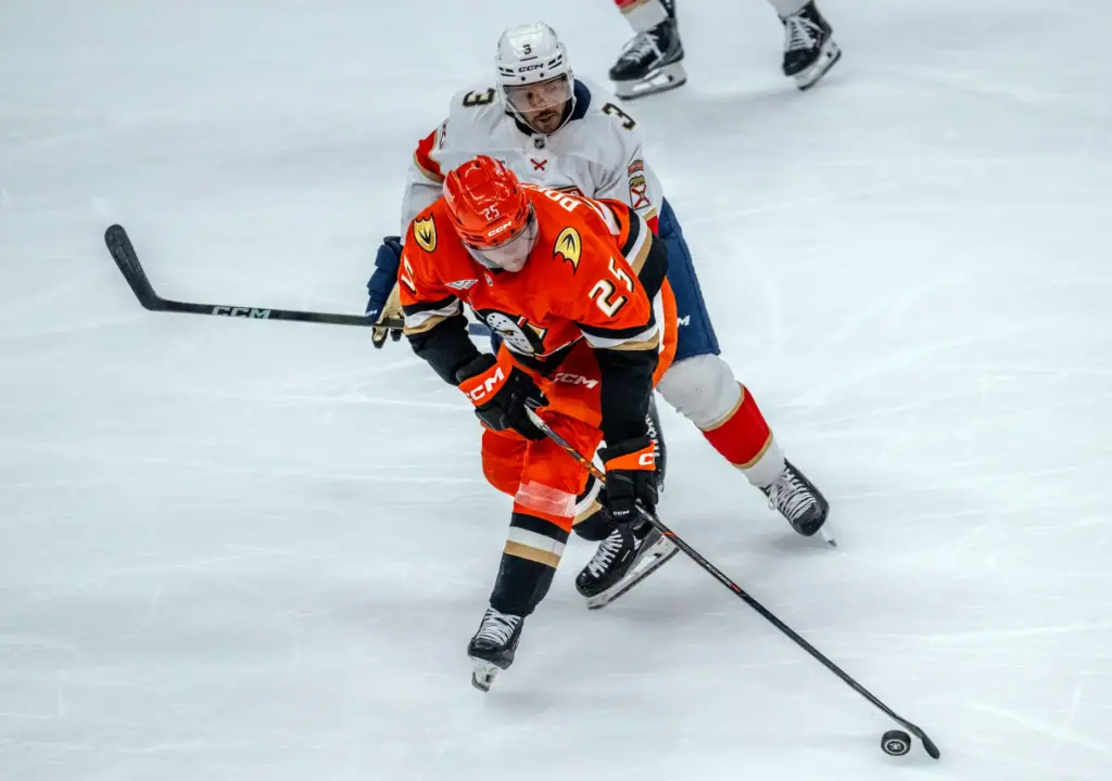 The Ducksâ Ryan Peohling (25) conrtrols the puck during the...