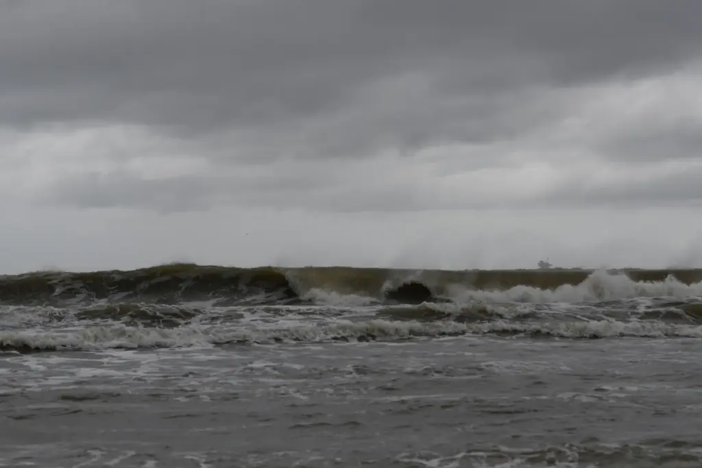 High waves generated by the effects of Isaias crash onto...