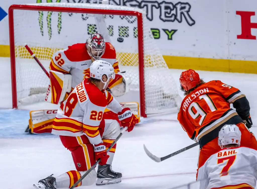 The Ducksâ Leo Carlsson (91) shoots and scores past Calgary...