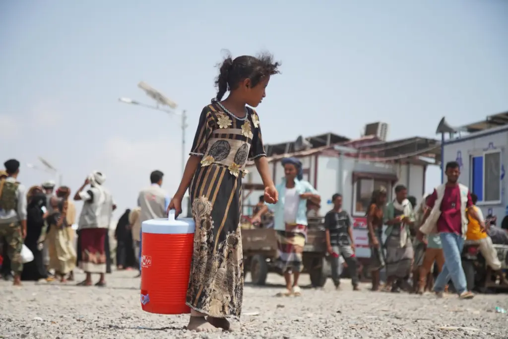 A displaced Yemeni girl walks at Al-Firdaws 2 camp.