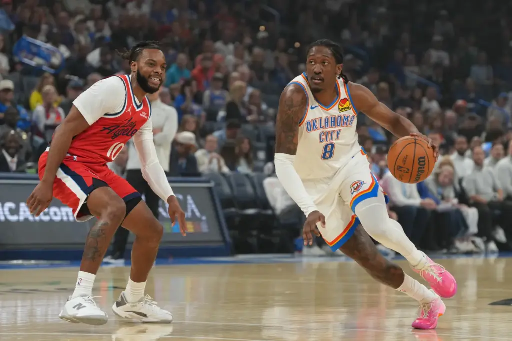 Oklahoma City Thunder guard Jalen Williams (8) drives past Clippers...