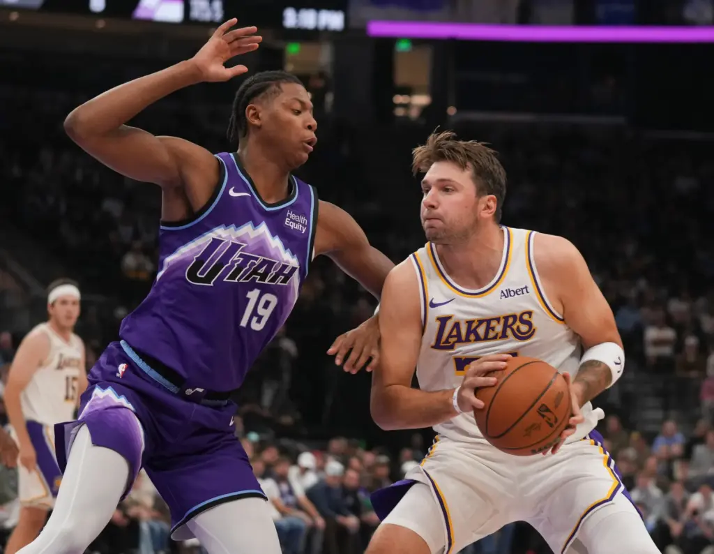 Lakers forward/guard Luka DonÄiÄ (77) looks to pass the ball...