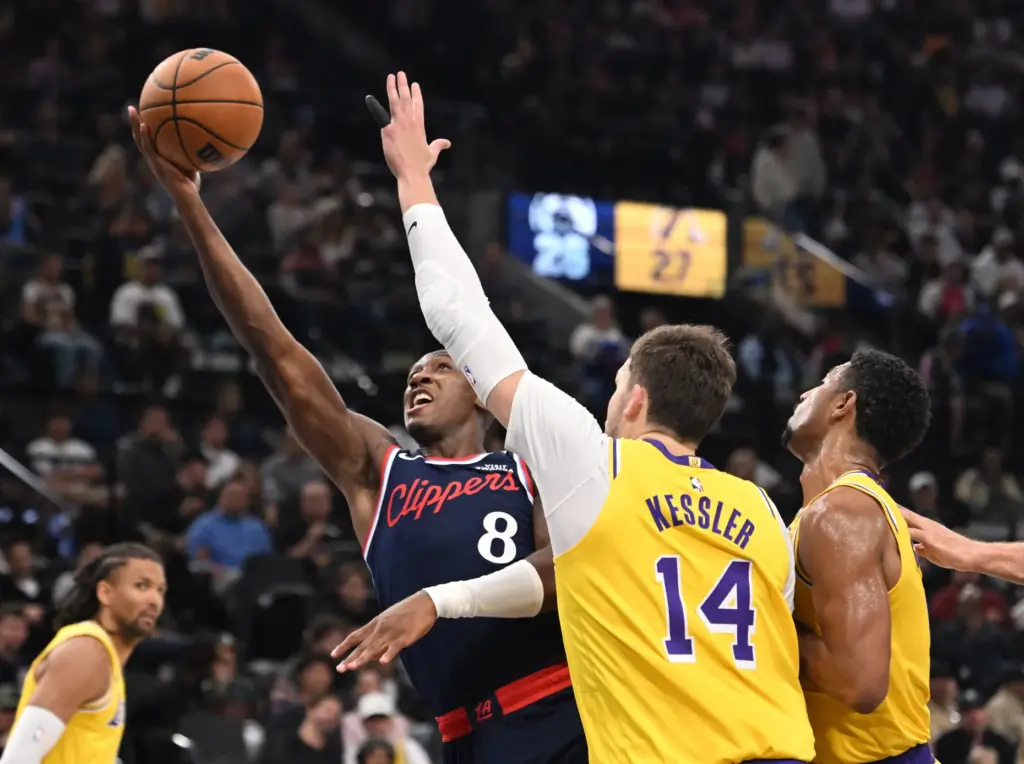 Clippers guard Kris Dunn (8) drives to the basket as...