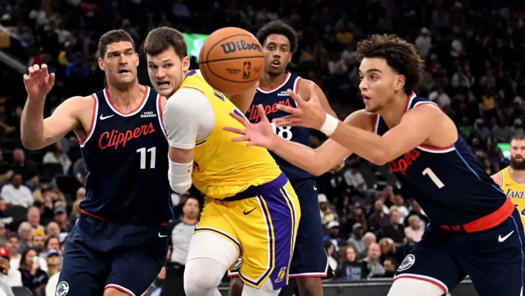 Clippers rookie guard Keaton Wagler, right, reaches for a loose...