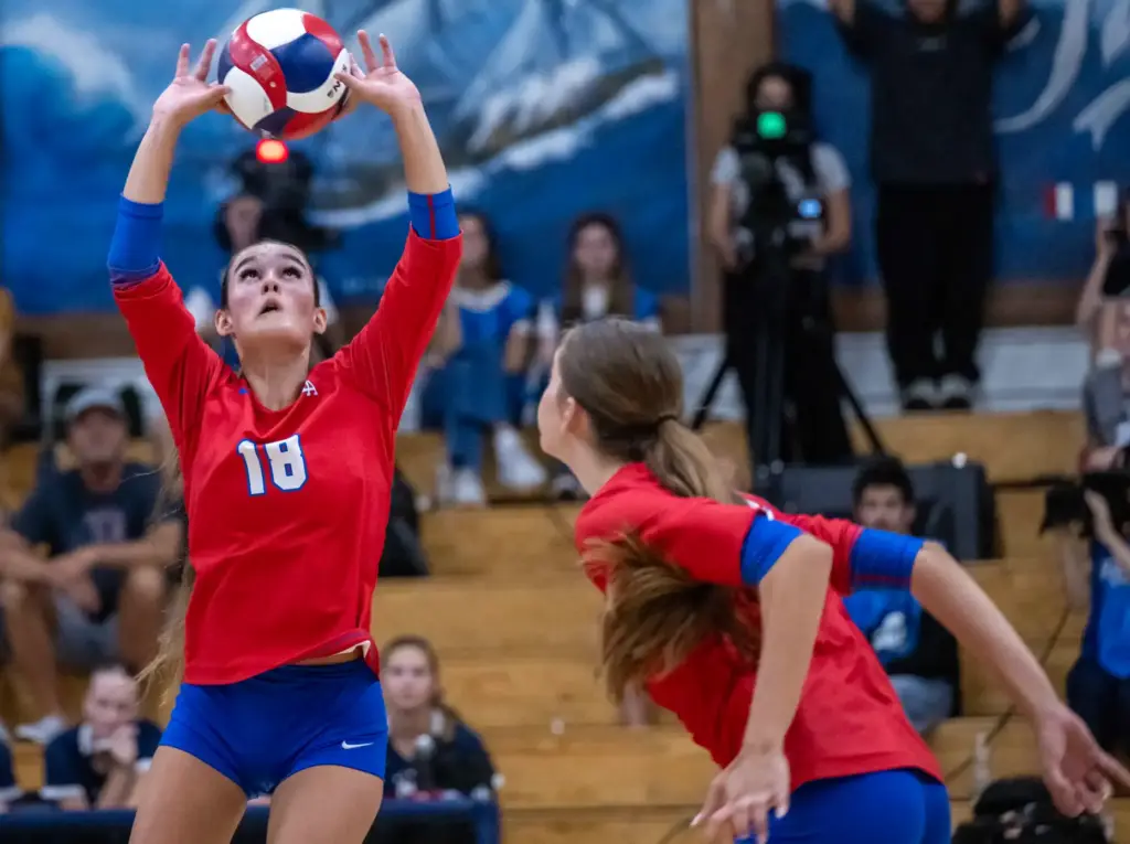 Los Alamitos setter Royal Banducci (18) sets the ball during...