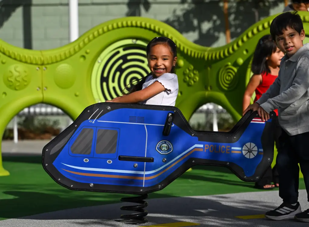 Cousins Regina Vavarrete, left, and Mateo Pasallo play on a...