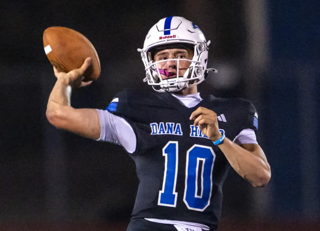 Dana Hills quarterback Carter Anderson (10) throws the ball during...