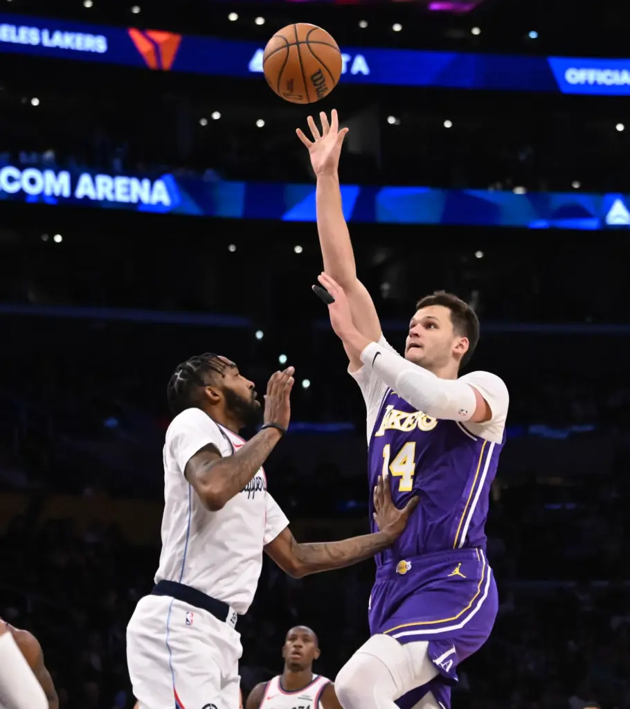 Lakers center Walker Kessler shoots in front of Clippers forward...