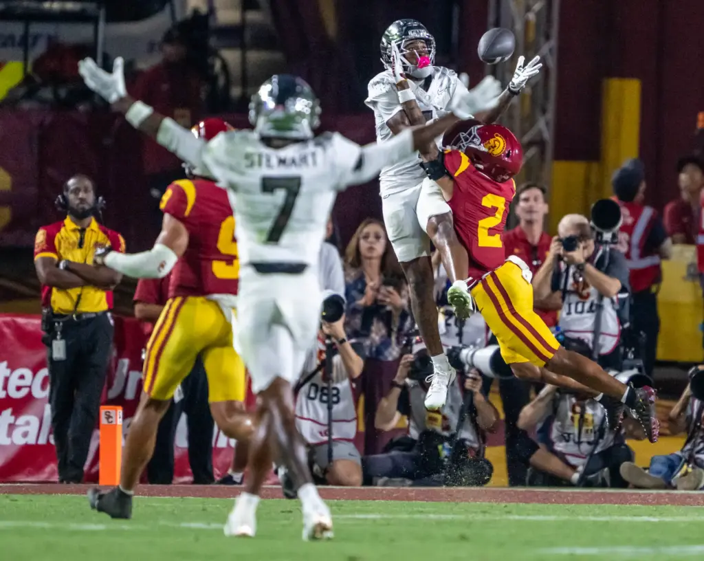 Oregon wide receiver Dakorien Moore (1) makes a leaping touchdown...