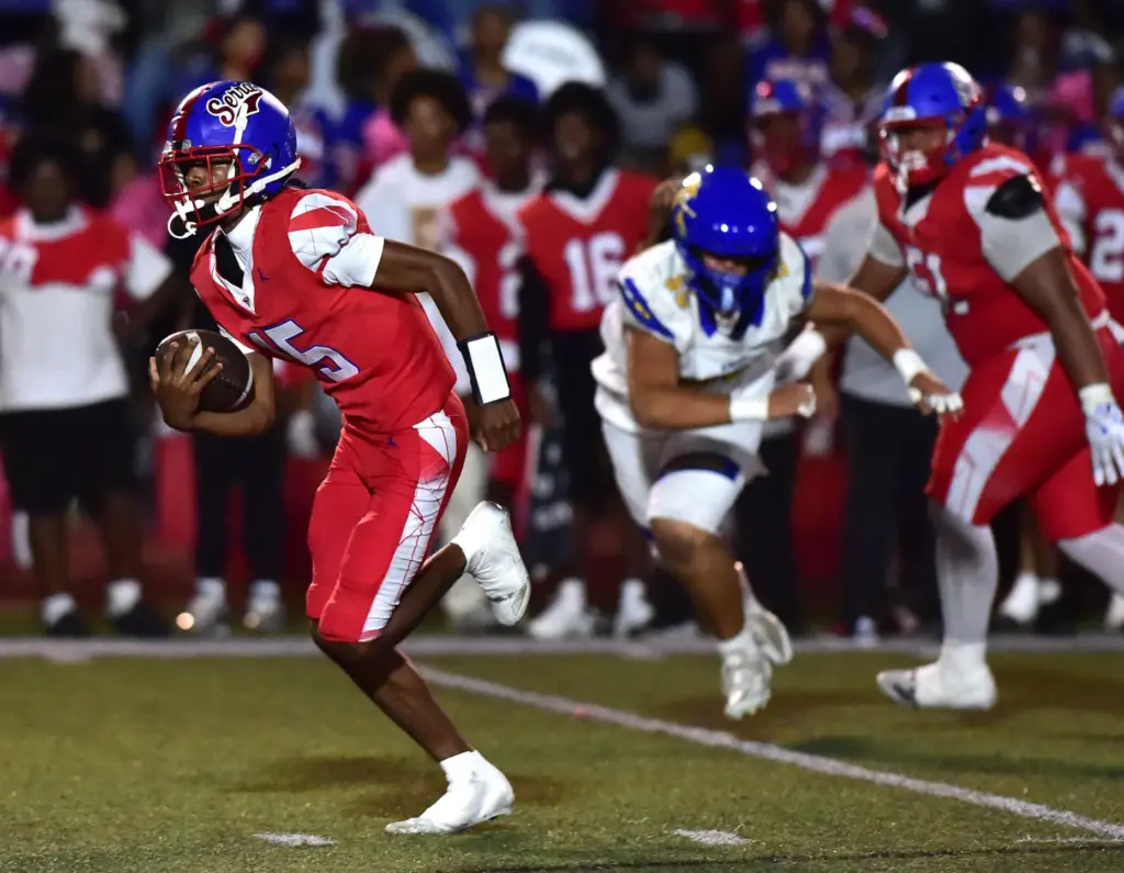 Serra QB Hassir Houston runs free vs. Bishop Amat in...