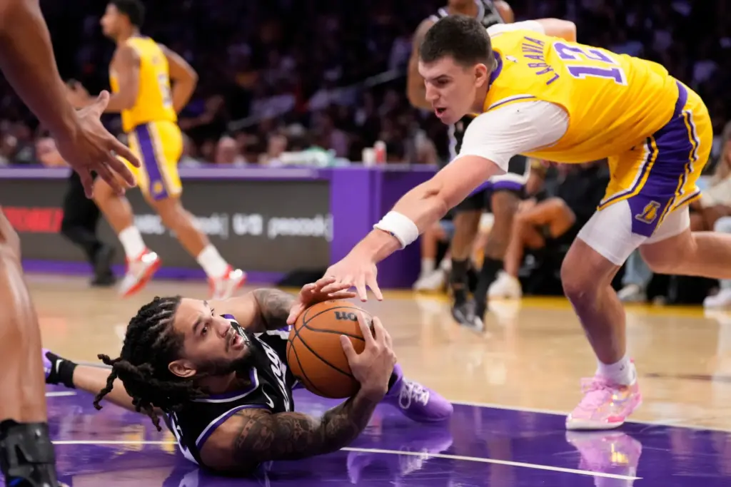 Sacramento Kings guard Emanuel Sharp, left, tries to pass the...