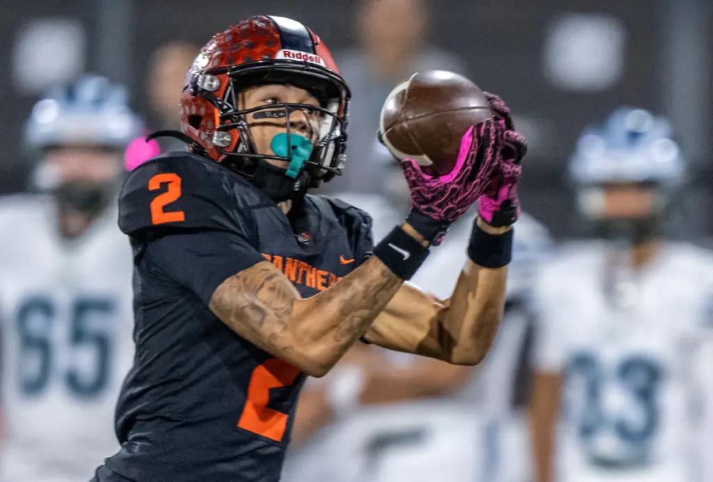Orange wide receiver KJ Woodbury (2) catches the ball and...