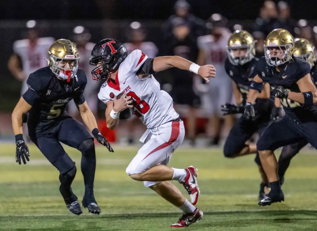 San Clementeâs Matthew Norman (28) carries the ball during an...