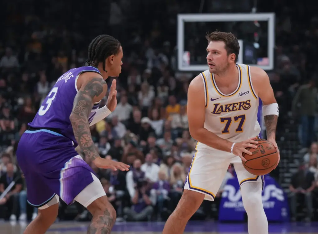 Lakers forward/guard Luka DonÄiÄ (77) looks to pass the ball...