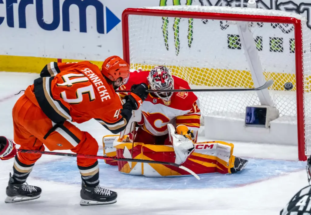The Ducksâ Beckett Sennecke shoots and scores past Calgary Flames...