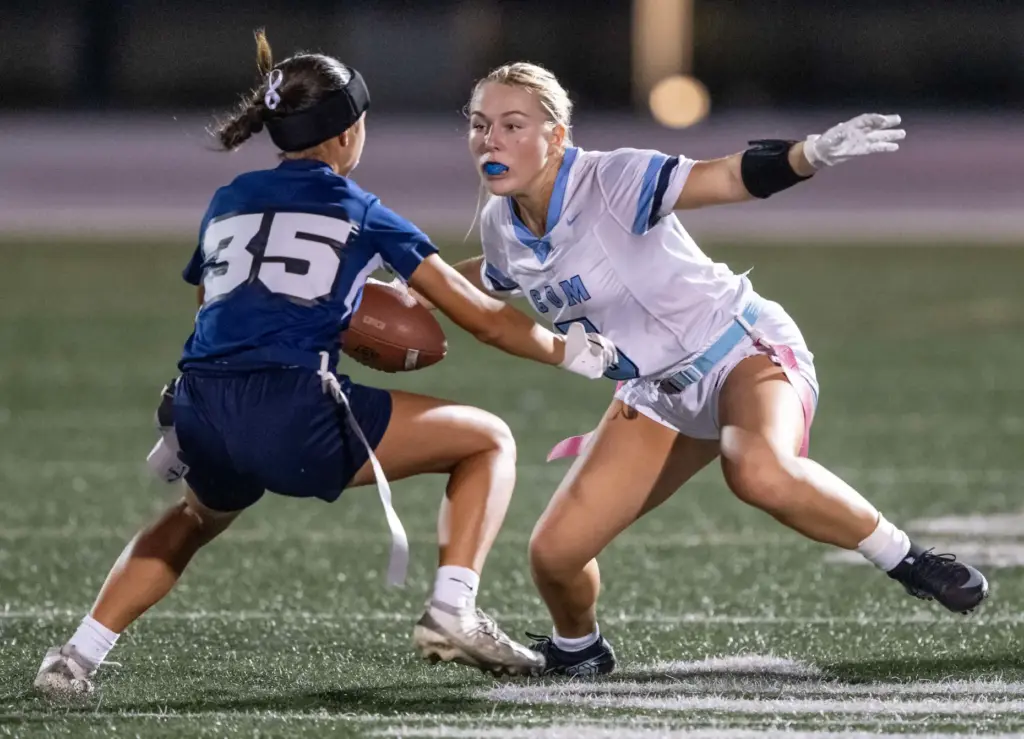 Corona del Marâs Annasofia Dickens (5) carries the ball during...