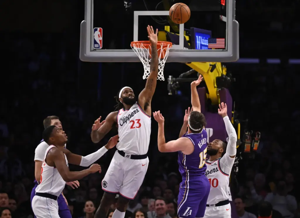 Lakers guard Austin Reaves (15) shoots as Clippers forward/center Isaiah...