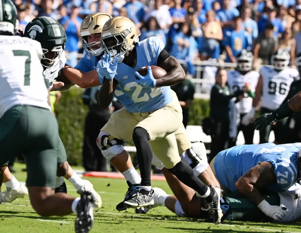 UCLA running back Jaivian Thomas (21) scores on a 7-yard...