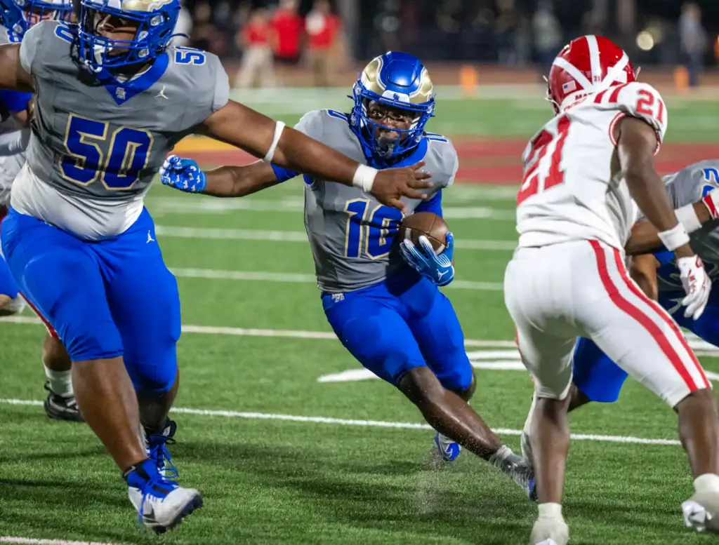 Santa Margarita wide receiver Kiyan Callis (10) carries the ball...