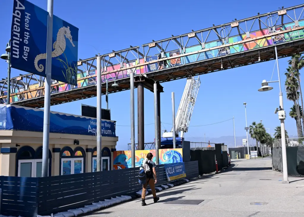 Work on the landmark Santa Monica Pier sign began today...
